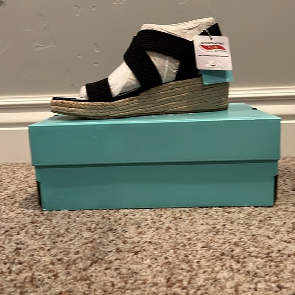 Brand Sketchers by Martha Stewart, black arch fit sandle. size 8 - Picture 3 of 9